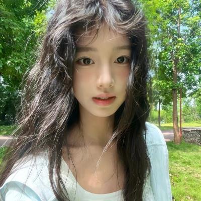 隐于书后